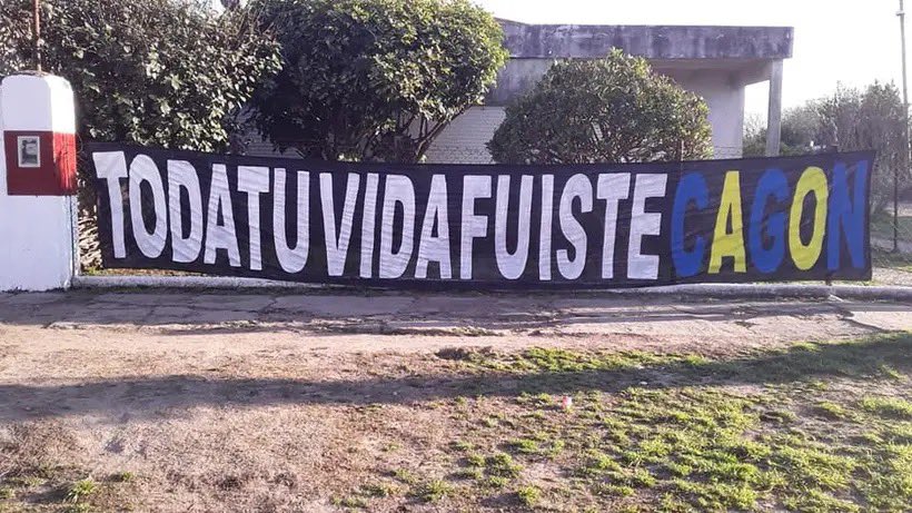 brinu__'s tweet photo. gas pimienta tira la yuta y los putos como vos @BocaJrsOficial https://t.co/epv88rU010