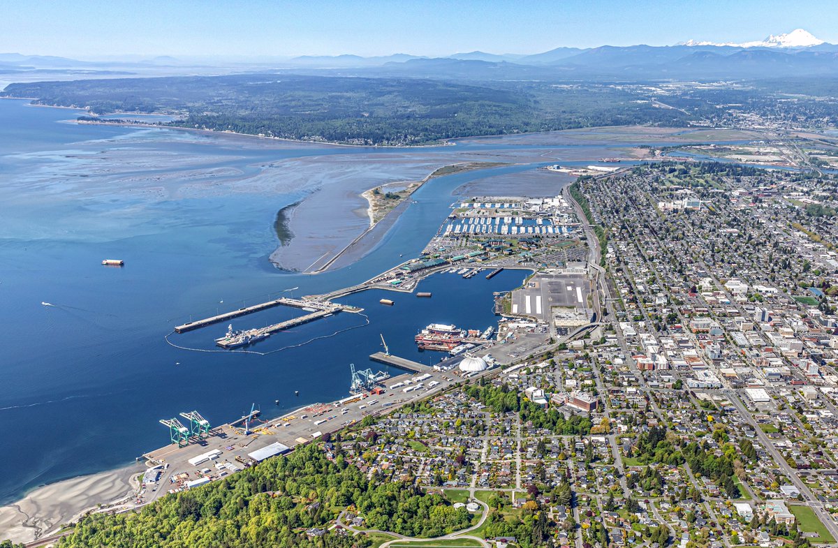 The Port of Everett looking picture-perfect under the sun – from the Seaport to Waterfront Place. Summer is coming!

📷by SkyTech Aerial Photography