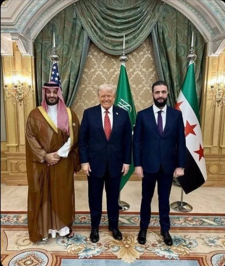 Al1ameri's tweet photo. 🟥 #الإبراهيمية 

حكام العرب تعهدوا لترامب بدعم ما يسمى بـ"الديانة الإبراهيمية".
فهل تدري أيها المسلم المغفّل ما معنى هذا؟
يعني أنك ستُجرّ جَرًّا إلى دين مسخ، يُساوى فيه بينك وبين اليهودي والنصراني والرافضي والدرزي والملحد، بل وكل من يعبد البقر والحجر والشجر!
سيُقال لك: أنتم جميعًا "إخوة في الدين" لأنكم من نسل إبراهيم!
هكذا ببساطة، يُمحى الإسلام، وتُدفن عقيدتك، ويُستبدل الحق بالباطل تحت عباءة السلام الكاذب.

الديانة الإبراهيمية ليست دعوة للتعايش، بل خيانة منظمة لطمس معالم الإسلام وخلطه بالأديان المحرفة والمعتقدات المنحرفة، حتى لا يبقى فرق بين التوحيد والشرك، ولا بين مؤمن وكافر.

هذا مشروع شيطاني يقوده الغرب وينفذه عبيده من حكام العرب، ليجعلوك تابعًا ذليلًا في دين لا يشبه الإسلام في شيء.

فلا تكن أحمقًا ساذجًا تُساق إلى هذا المستنقع باسم "الإنسانية" و"الأخوة".
دافع عن دينك، فالقادم أخطر مما تتصور.