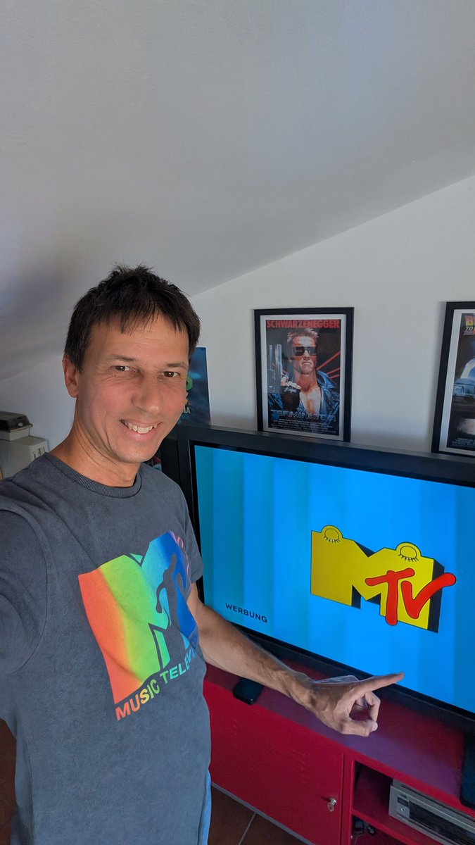 L'altre dia vaig veure aquesta samarreta i no vaig poder resistir comprar-la. Sóc dels pocs bitxos rars que encara veu televisions musicals?