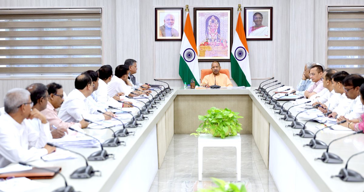 myogioffice's tweet photo. मुख्यमंत्री श्री @myogiadityanath जी महाराज ने वर्तमान गर्मी के मौसम को देखते हुए पूरे प्रदेश में निर्बाध जलापूर्ति सुनिश्चित करने के निर्देश दिए हैं।

महाराज जी ने कहा है कि सभी जनपद स्तरीय प्रशासनिक इकाइयां 24x7 अलर्ट मोड पर रहें। सभी उपलब्ध पेयजल स्रोत सक्रिय रहें। गांवों में पेयजल संकट की सूचना त्वरित रूप से प्राप्त हो, इसके लिए सभी जनपदों में कंट्रोल रूम स्थापित किए जाएं और नोडल अधिकारियों की नियुक्ति कर उनका प्रचार-प्रसार सुनिश्चित किया जाए। सभी खराब हैंडपंपों की तत्काल मरम्मत कराई जाए, ताकि ग्रामीण क्षेत्रों में जल संकट की स्थिति उत्पन्न न हो।