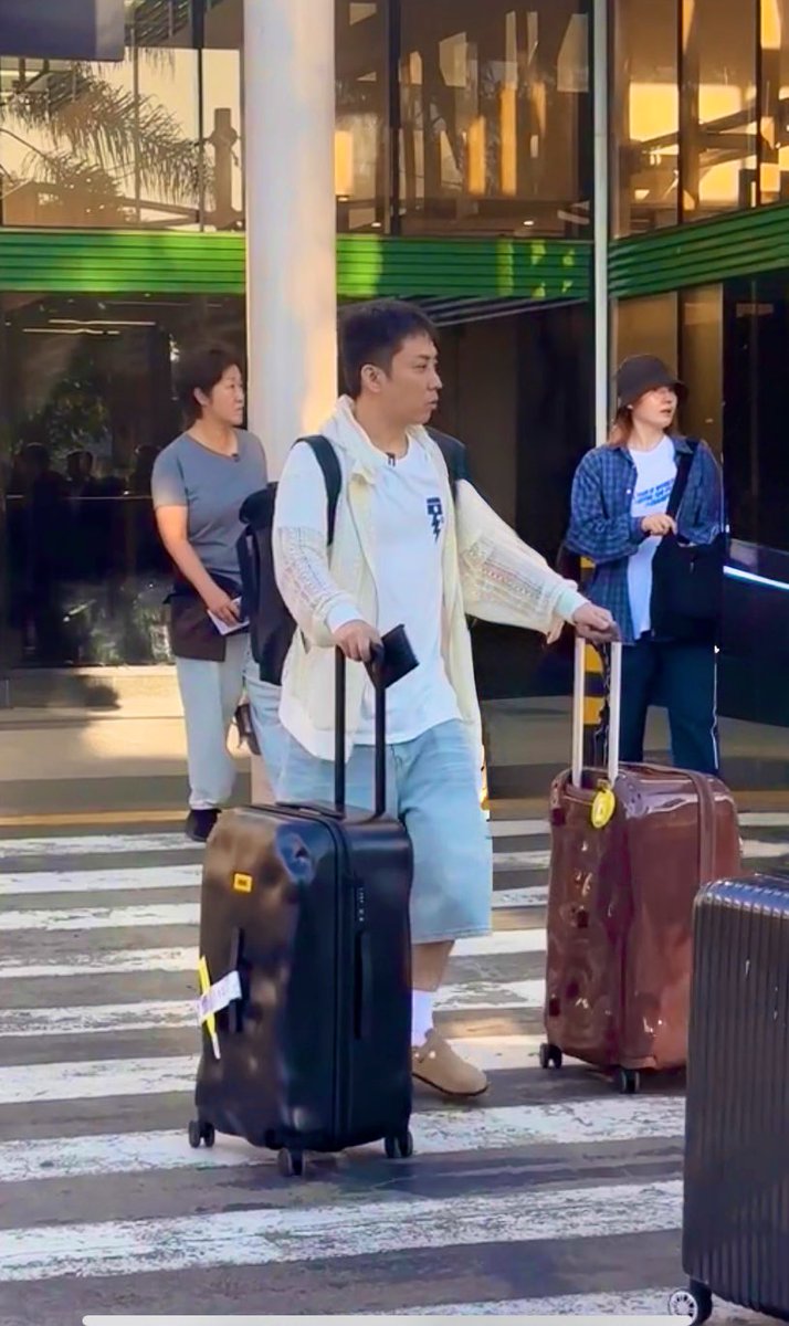 Eunkulele's tweet photo. Nairobi airport runway fashion. 
I can’t help but notice G1’s footwear. Looks like a pair of Birks?
#은지원 
케냐 간 세끼 🦒🦒🦒 https://t.co/hbUM0c6Kyb