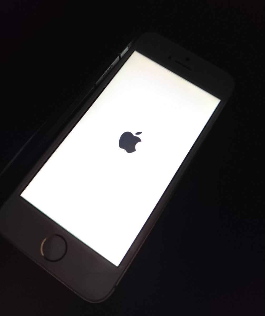 app_settings's tweet image. remember when the iPhone had a white startup screen that blinded you every time it was turned on in the dark? good times 🥹