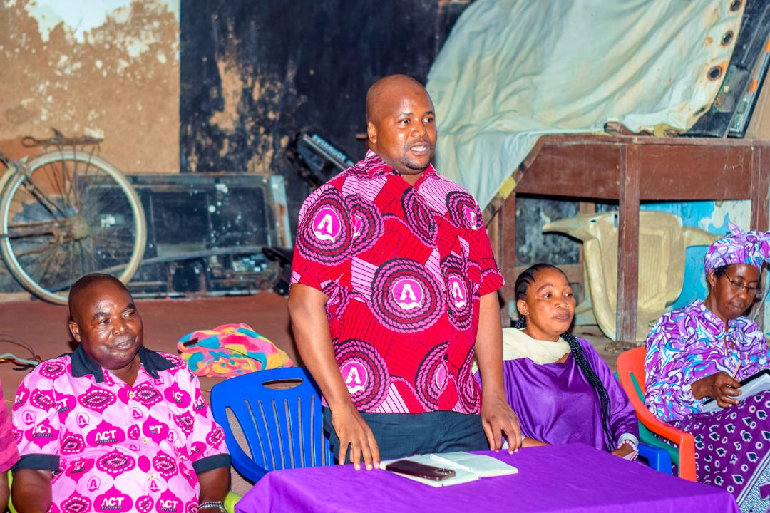 UkendeZ's tweet photo. Leo Mei 14, 2025 Makamu Mwenyekiti wa @ACTwazalendo Bara, Ndugu @MchinjitaIR amekutana na viongozi wa @NgomeyaWanawake wa kata 20 za Manispaa ya Lindi. 

Ngome ya wanawake jimbo la Lindi wamechukua jukumu la kuzitafuta na kuzihesabu kura kabla ya siku ya kupiga kura. https://t.co/7IhxlTtZd5