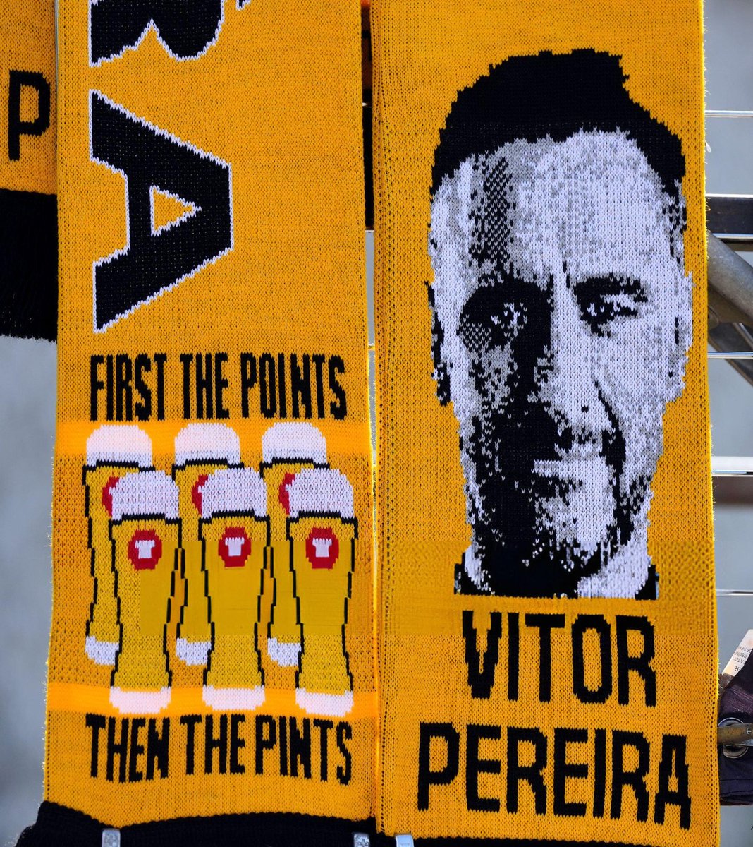 Quando Vítor Pereira chegou ao Wolverhampton, o clube inglês estava a 18 pontos de distância do Man United de Rúben Amorim. Hoje, o Wolverhampton está à frente do Man United por 2 pontos e tem ainda vantagem no confronto directo. Que autêntica MASTERCLASS de Vítor Pereira! 🔥💙