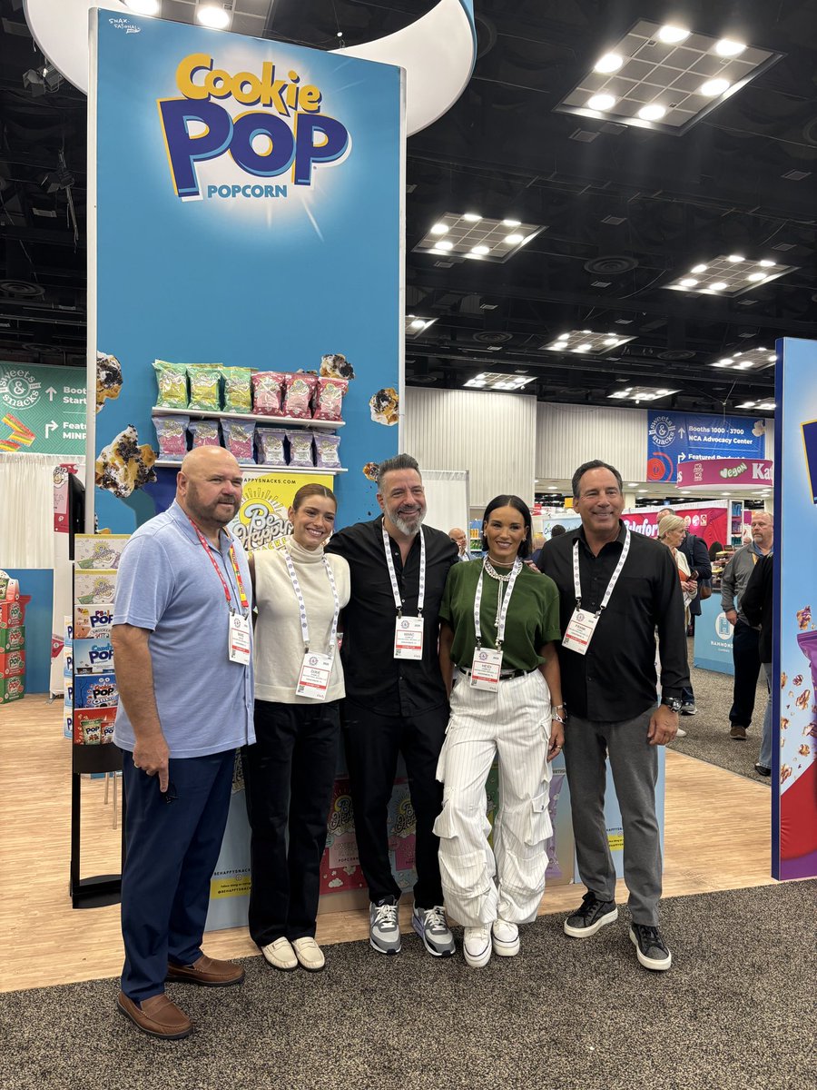 SWEETSandSNACKS's tweet image. The D’Amelio family has arrived at @behappysnacks 🍿
@dixiedamelio @marcdamelio @heididamelio