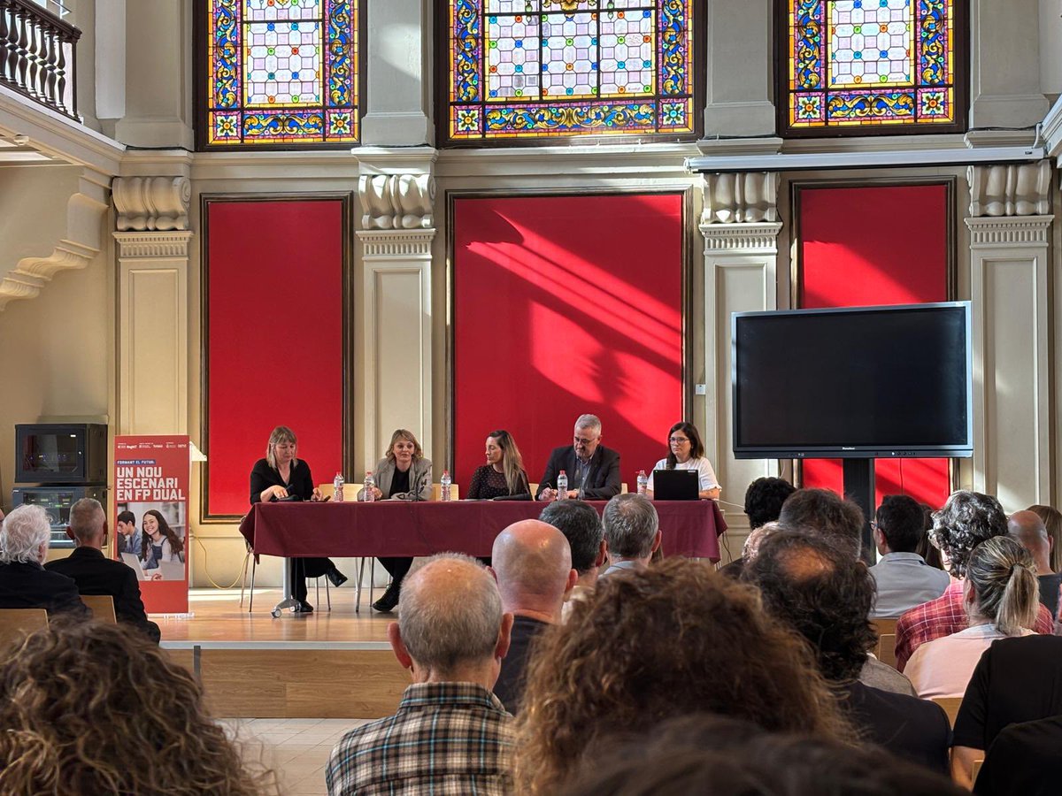 Presents a la jornada sobre FP Dual amb taules rodones i casos d’èxit del territori. Una oportunitat per conèixer el futur de la formació professional. A l’Escola sempre hi hem apostat! #FPDual #FP #CFGM #CFGS  #Educació <a href="/diariRegio7/">Regió7.cat</a>
