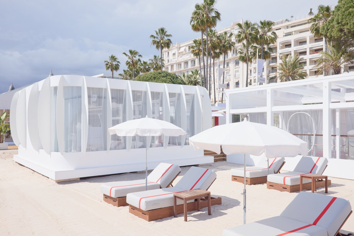 Summer has started on the Croisette!
Until May 24, visit the Air France beach in La Première style: terrace, restaurant, sun loungers… and an exclusive look at the new La Première suite.
By reservation bit.ly/4iZUXLp