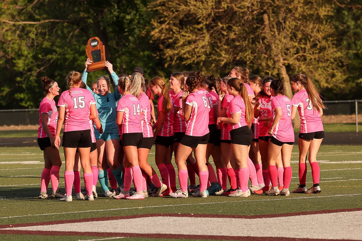 Indeegirlssocc1's tweet image. Back in Pink! 3x Wamac Champs! Finishing 10-0 this year and these seniors finish Wamac 39-3 over 4 years. @jtlinder @ryno_plegge and @ighsau