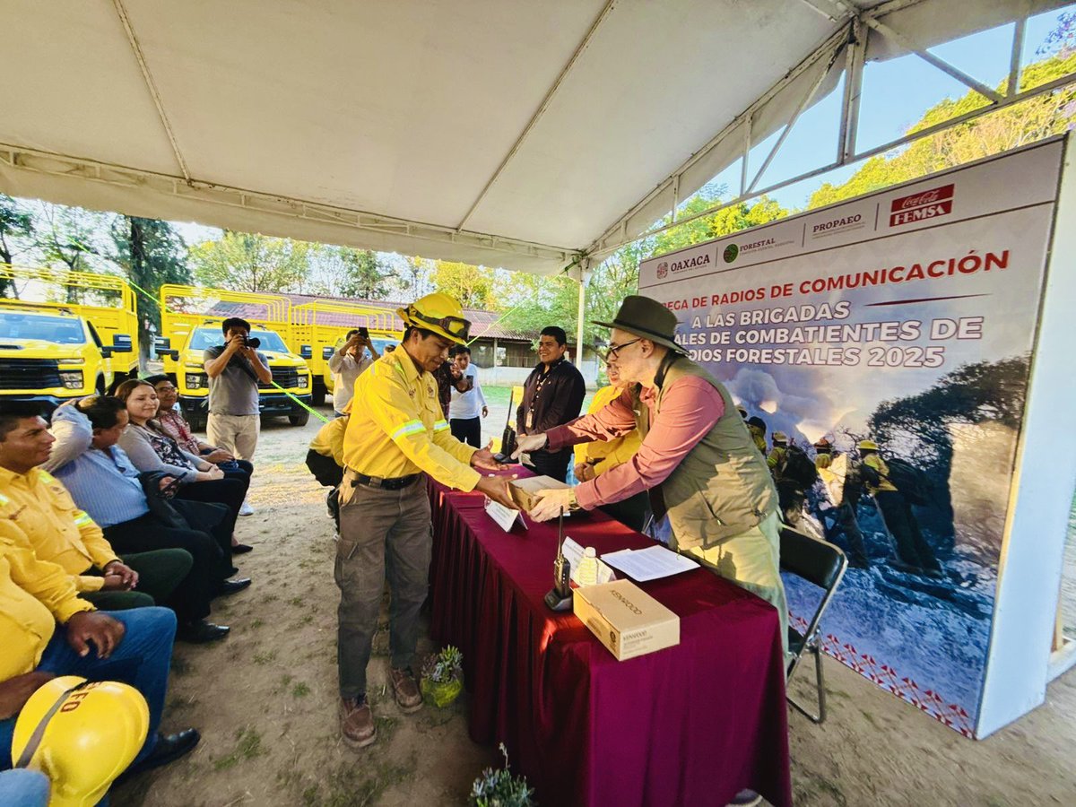 isaiasvaldesm's tweet photo. Con la finalidad de crear condiciones más seguras para su desempeño en el combate a los incendios forestales, entregamos a los y las brigadistas de @COESFO_GobOax através de un convenio con FEMSA MX, equipos de radiocomunicación de onda corta, una herramienta fundamental para estos héroes que arriesgan sus vidas en la línea de fuego.

@salomonj 
@GobOax 
@PROPAEO_OAX