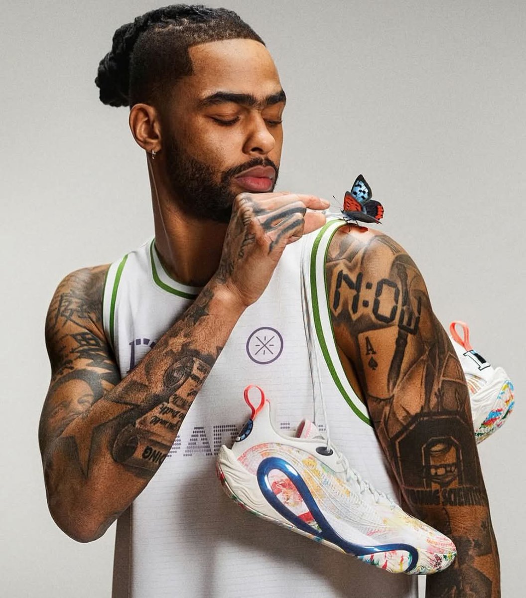 Tosen_Kaname_'s tweet photo. Loading. DLO unveils his first signature shoe by Way of Wade.  🔥

#dloading #wayofwade #lining #kickspotting #dlo1 https://t.co/ebhdROBGZv