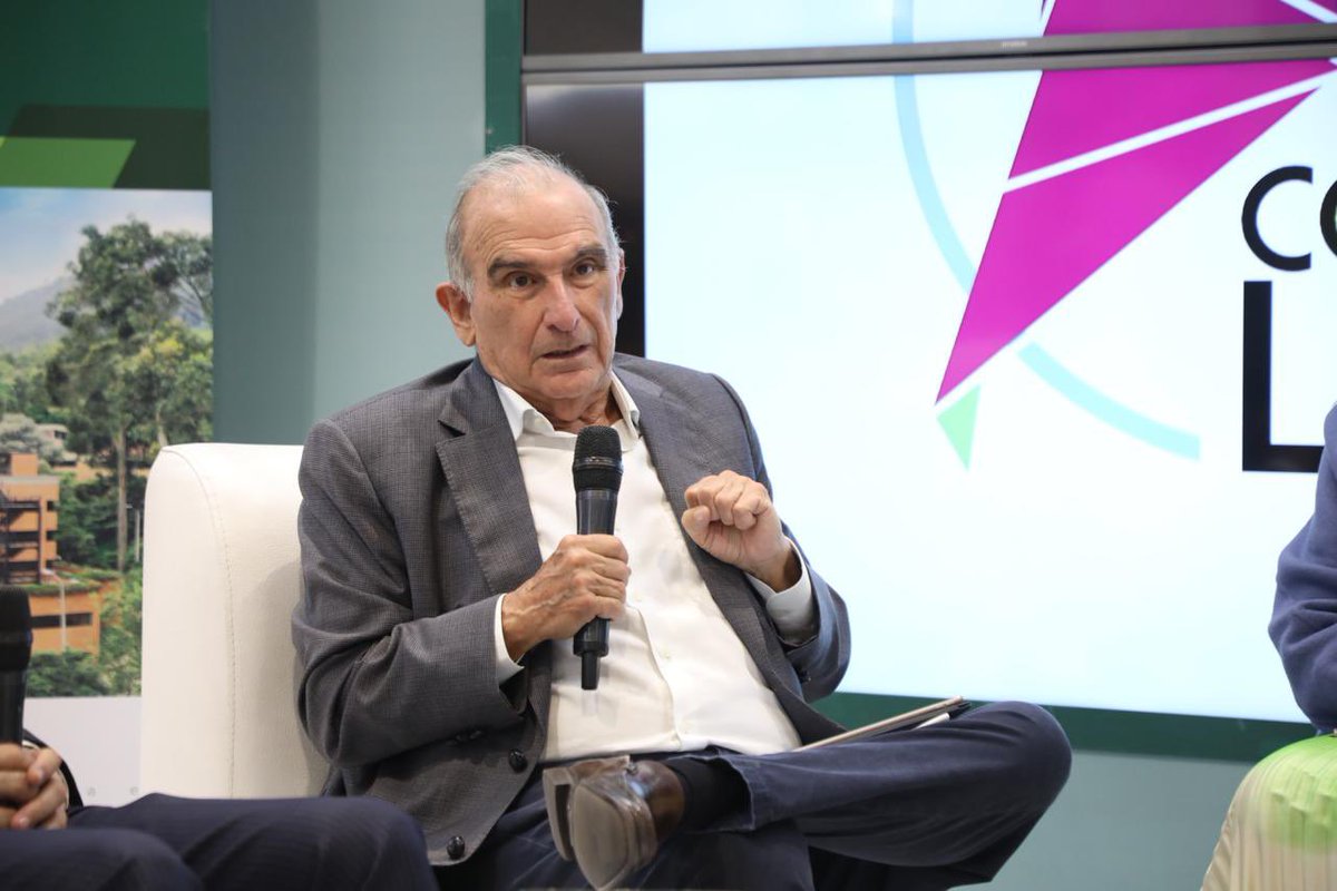DerConstUEC's tweet photo. #Noticias🔍 En el marco de la FILBo 2025, la @revista_estado llevó a cabo el conversatorio “Constitucionalismo Sostenible”. Este espacio académico fue una antesala al World Congress of Constitutional Law – 2026 Colombia, que se realizará en nuestra Casa de Estudios.🌍 https://t.co/fRLnvgSdeV