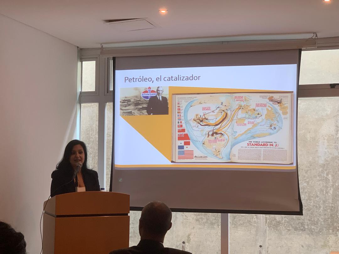 <a href="/thstraka/">Tomás Straka</a> <a href="/inesquinterom/">Ines Quintero</a> La profesora y directora de la Escuela de Estudios Internacionales UCV, Esther Mobilia, profundizó sobre la huella del empresario estadounidense Nelson Rockefeller, así como la influencia de la élite política y económica venezolana en la construcción de una sociedad moderna.