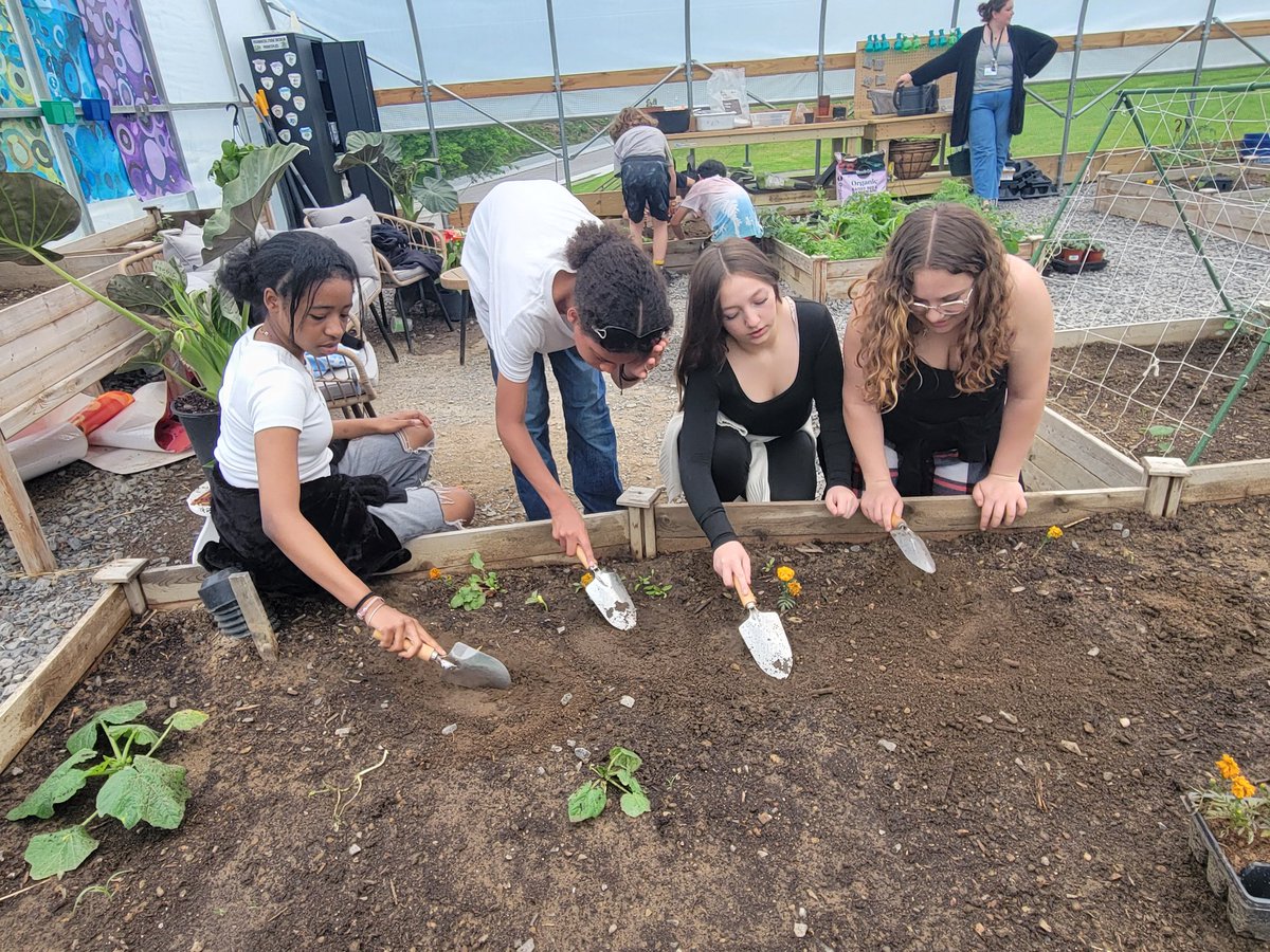 Stephanie Francis (@mrsfrancisnsd) on Twitter photo 7th period explains the biodiversity they found in the soil of the greenhouse. <a href="/NorthgateProud/">Caroline Johns</a> <a href="/NorthgateMiddle/">Northgate Middle School</a> 7th period explains the biodiversity they found in the soil of the greenhouse. <a href="/NorthgateProud/">Caroline Johns</a> <a href="/NorthgateMiddle/">Northgate Middle School</a>