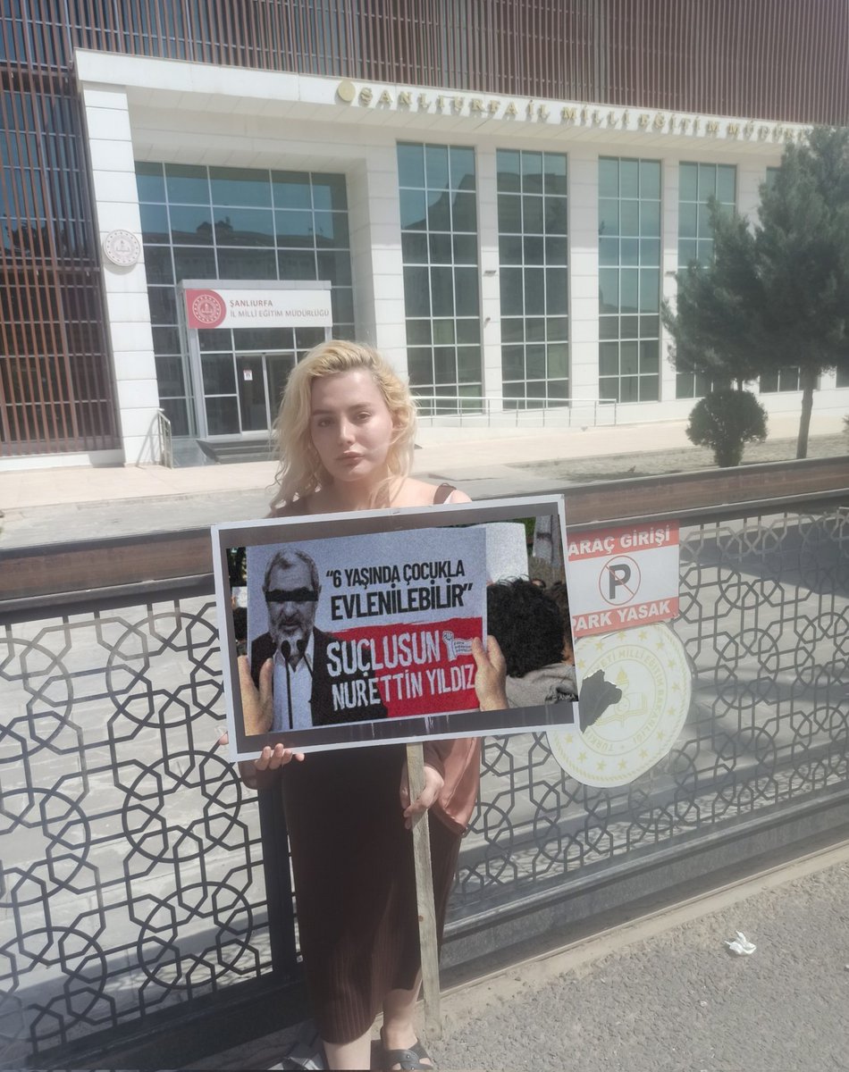 Bugün çocuklarımız için yaptığım eylemin 500. Günüydü.

NURETTİN YILDIZ "6 YAŞINDA KIZLAR EVLENEBİLİR" DİYEREK ÇOCUK İSTİSMARINI MEŞRULAŞTIRIYOR.
BUNA KARŞI DURUŞ GÖSTEREN ÖĞRENCİLERE TEŞEKKÜR EDİYORUM.
NASIL KENDİNE HÂLÂ YER BULABİLİYOR.
KİM DİNLİYOR BU ADAMI?
KİM 6 YAŞINDA