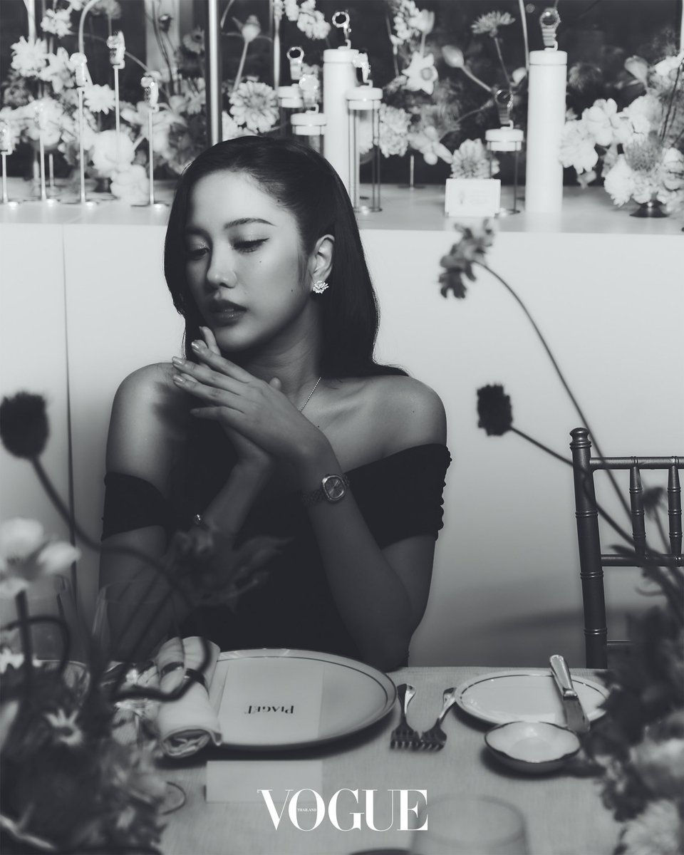 #VogueWatch ชมเซ็ตภาพของ ฟรีน-สโรชา <a href="/srchafreen/">P'freen (real)</a> และ ฝ้าย-พีรญา <a href="/malisorn00/">Faye Malisorn</a> แขกคนสำคัญฝ่ายหญิงที่มาร่วมดินเนอร์ Play of Shapes เฉลิมฉลองความรุ่มรวยเชิงศิลป์ที่ Piaget หยิบยกรูปทรงเรขาคณิตมารังสรรค์เป็นเรือนเวลาที่น่าสนใจ ชูความโดดเด่นด้วยเรือนเวลา Sixtie