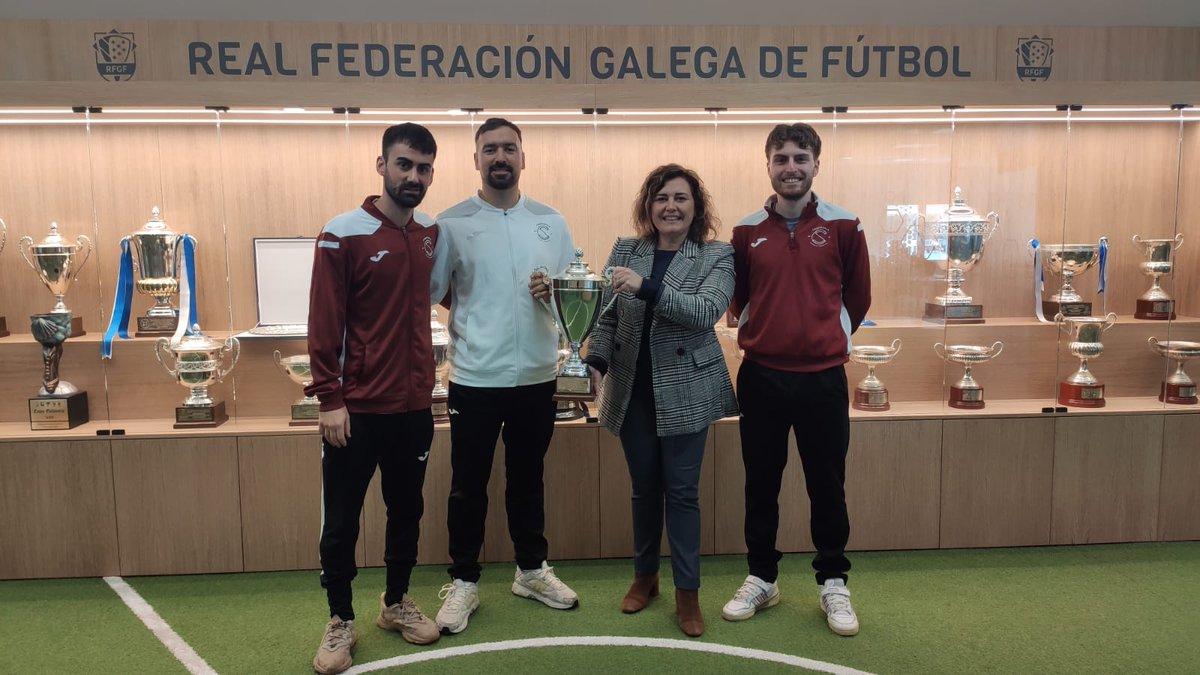 FutsalRFGF's tweet image. 🏆 Os dous Campións da Preferente Futgal F.S. xa teñen os seus trofeos de Campións!

🥇 Grupo 1: @CompoSala 
🥇 Grupo 2: A.D.I. VIANARIÑO F.S.

👏🏼 Parabéns a ambos polo título d o ascenso á Terceira División Nacional F.S.

#futsal