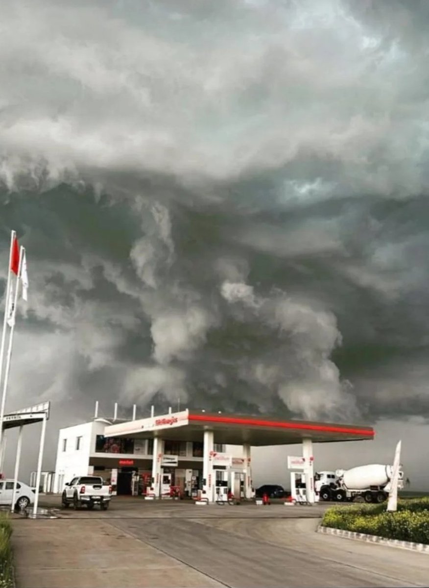 Diyarbakır Sur  süper hücrenin gelişi ⛈️

📍 Türkiye Diyarbakır (14.05.2025)