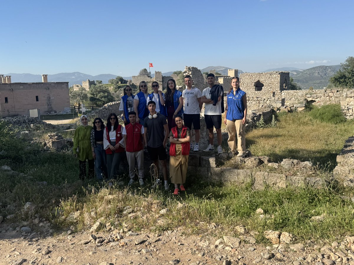 🌳🗺️ Gönüllü gençlerimizle birlikte Beçin Kalesi'nde müthiş bir doğa yürüyüşü gerçekleştirdik. Tarihi eserleri inceledik, hem öğrenip hem de keyifli vakit geçirdik. 🌞🏰