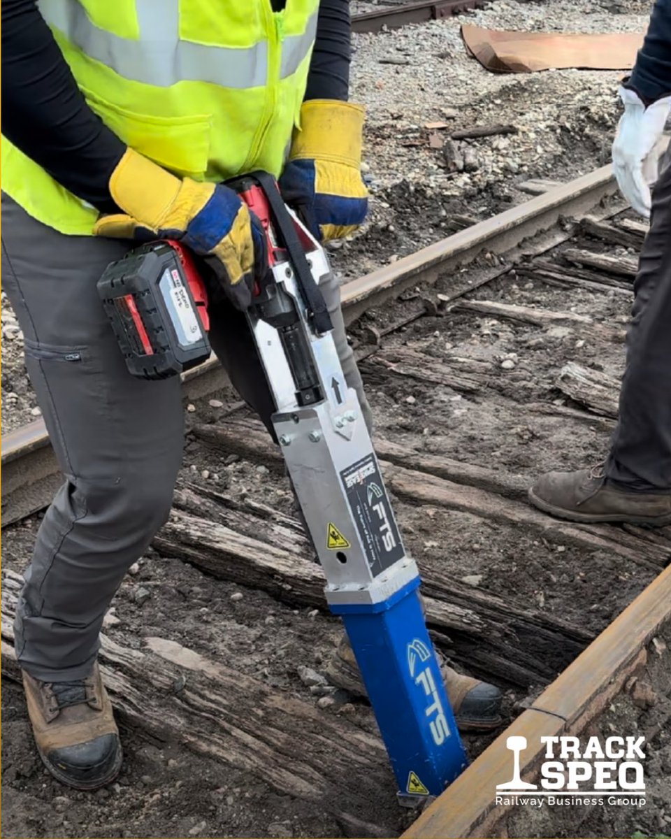 🚜 ¿Sabías que nuestras herramientas pueden reducir el tiempo de construcción ferroviaria un 30%?   
🔧 Materiales premium.  
📐 Diseño de vanguardia.  
Visita nuestro sitio para más info.  trackspeq.com
#VíasFérreas #TrackSpeq
