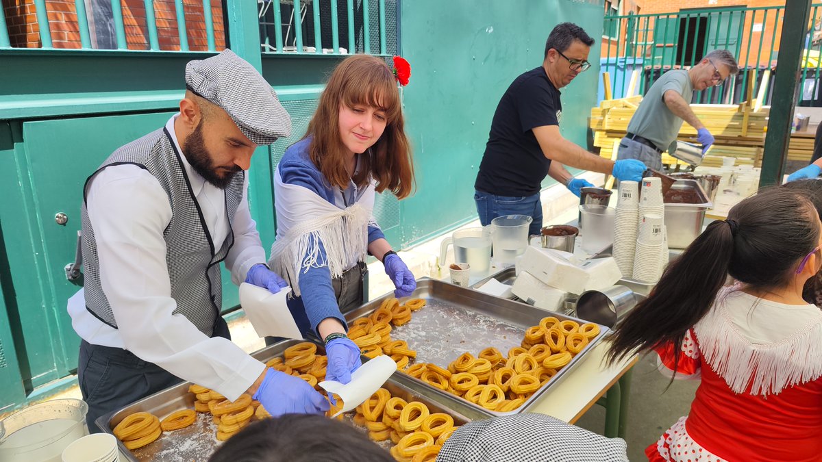 Nuestros alumnos de Primaria han disfrutado de una tarde muy CHULA y soleada.
Además de tomar chocolate con churros, han podido jugar a diferentes juegos tradicionales y bailar el chotis bajo la atenta mirada de sus familiares y profesores.
¡Feliz San Isidro!