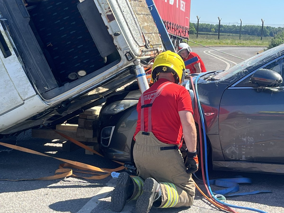 GLTechRescue's tweet image. Heavy Rescue Operator Refreshers/ revalidation completed for @LincsFireRescue 
A bespoke two days input based around their Technical Rescue Vehicles equipment inventory. 
#heavyrescue #extrication #relocation United Kingdom Rescue Organisation National Fire Chiefs Council - NFCC