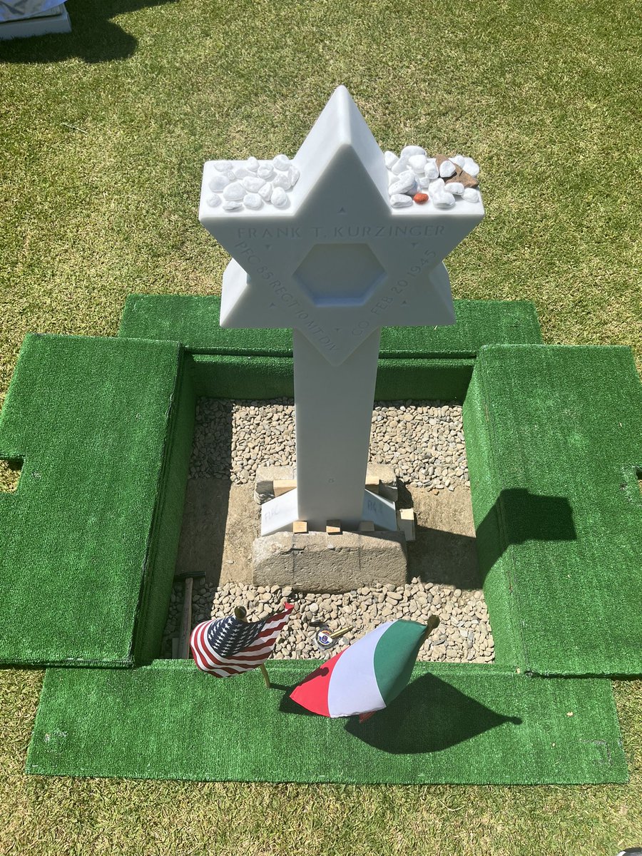 🇺🇸 Today at the American Cemetery in Florence, we honored Frank Kurzinger, a Jewish-American hero by ensuring that his grave bears the Star of David. Frank’s bravery reminds us of the immense sacrifices made in the name of freedom. May future generations remember, reflect upon,