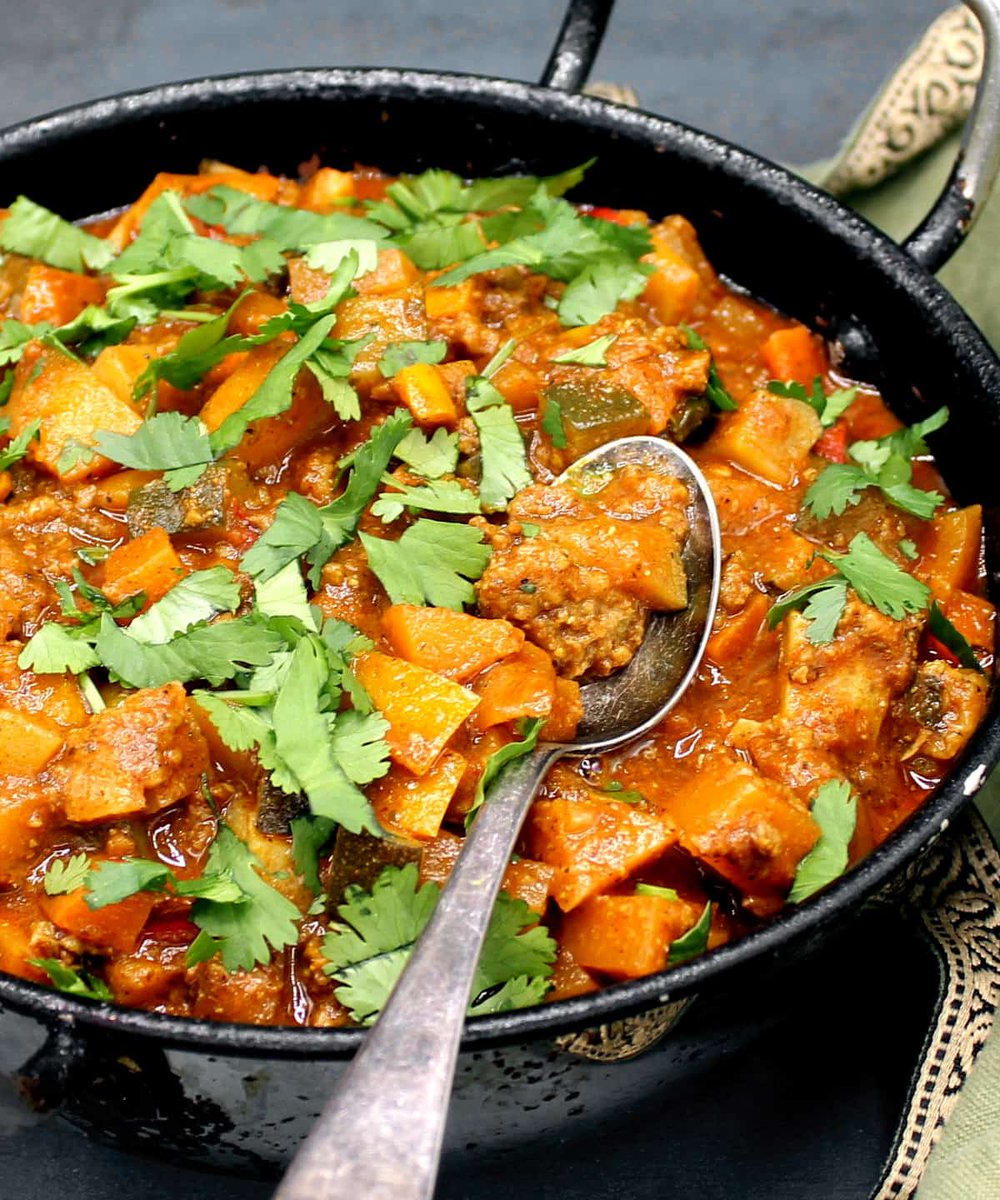 An easy and healthy Indian curry recipe loaded with veggies and protein. Make it in one pot in under 30 minutes for a tasty weeknight dinner. #veganindian #vegan 
holycowvegan.net/indian-curry-r…