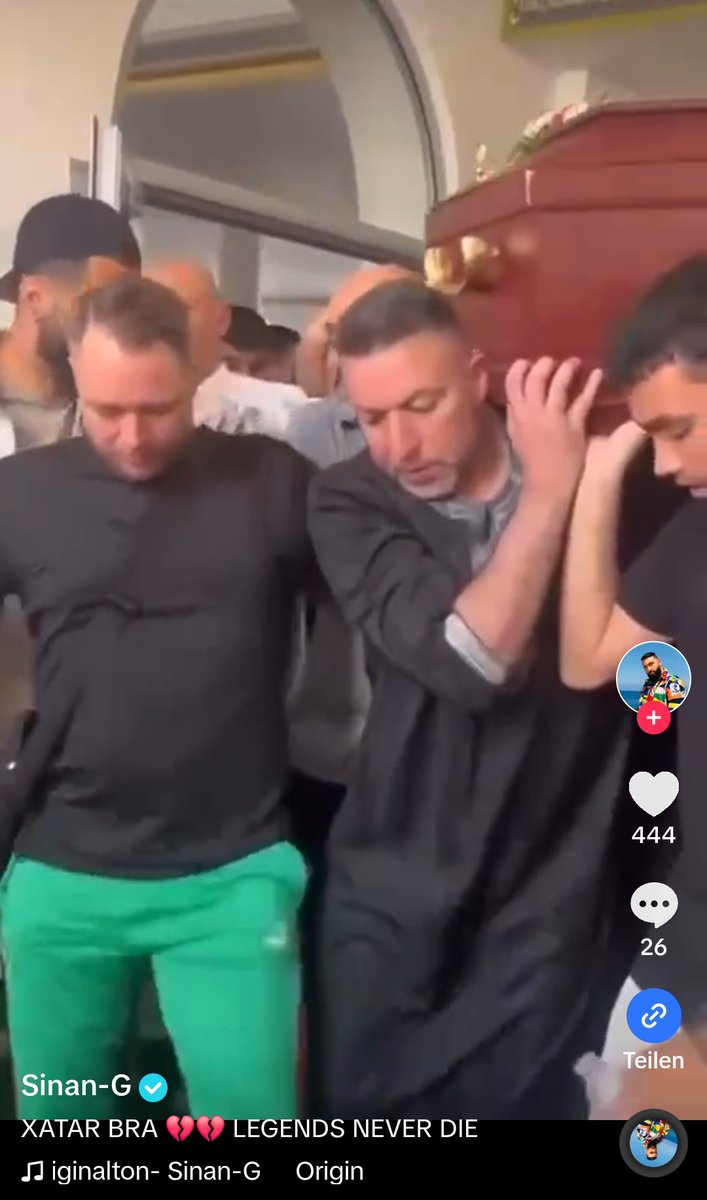 Sinan G dieser schamlose dumme Bastard postet einfach ein Video von Xatars Beerdigung. Der Typ hat echt absolut keinen Anstand.