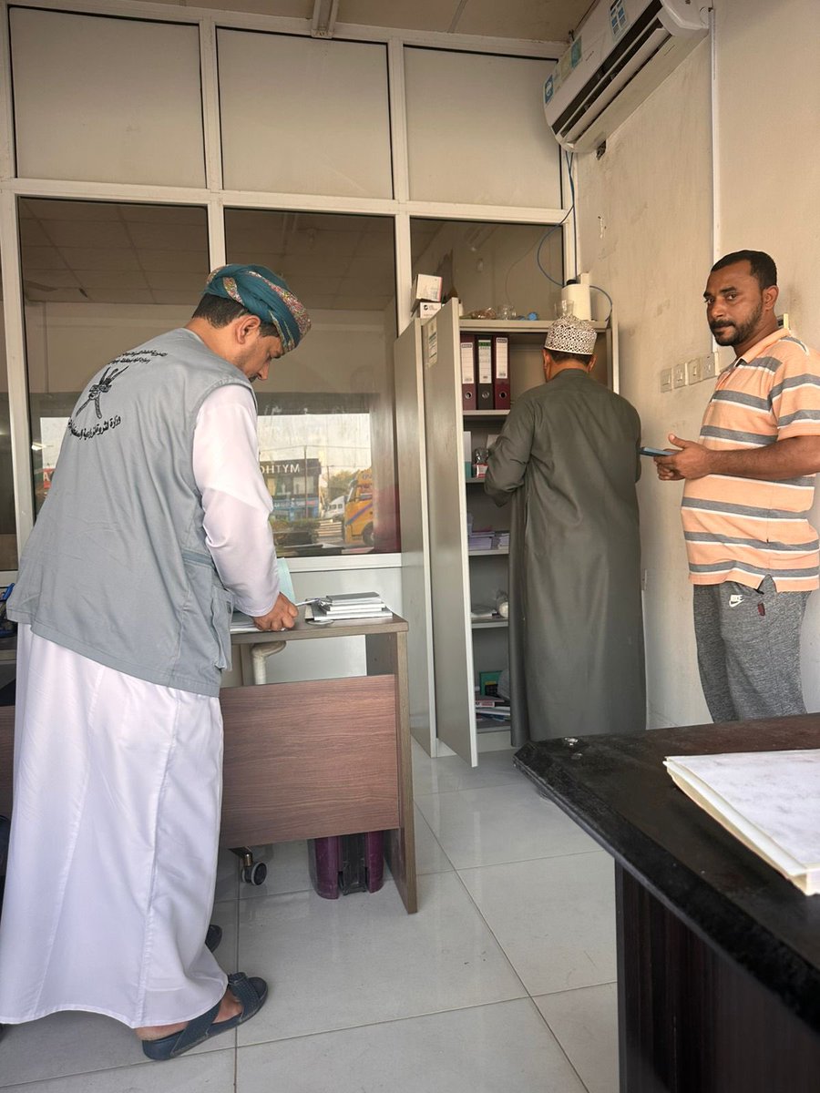 MAFWR_SBATINAH's tweet photo. في إطار التعاون المشترك نفذت المديرية العامة للثروة الزراعية والسمكية وموارد المياه بمحافظة جنوب الباطنة ممثلة بدائرة الرقابة بالتعاون مع إدارة حماية المستهلك ببركاء حملة تفتيشية على المؤسسات البيطرية و محلات الأعلاف للتأكد من الالتزام بالاشتراطات والضوابط و التقيد بالتشريعات . https://t.co/fnUQamLoYW