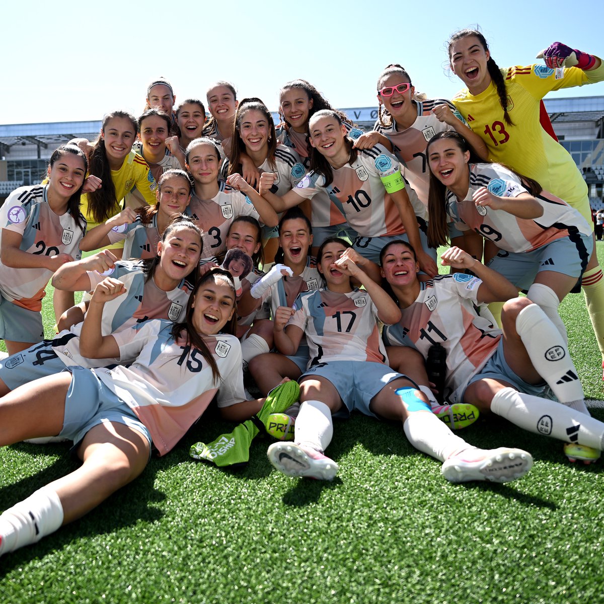 🫡 ¡𝗔𝗟 𝗠𝗨𝗡𝗗𝗜𝗔𝗟!

🙌🏽 Este 𝗲𝗾𝘂𝗶𝗽𝗮𝘇𝗼 ha conseguido su billete al #WU17WC. 

😜 Galería completa del partidazo ante Austria en IG.

#NuestraBase | #U17WEURO