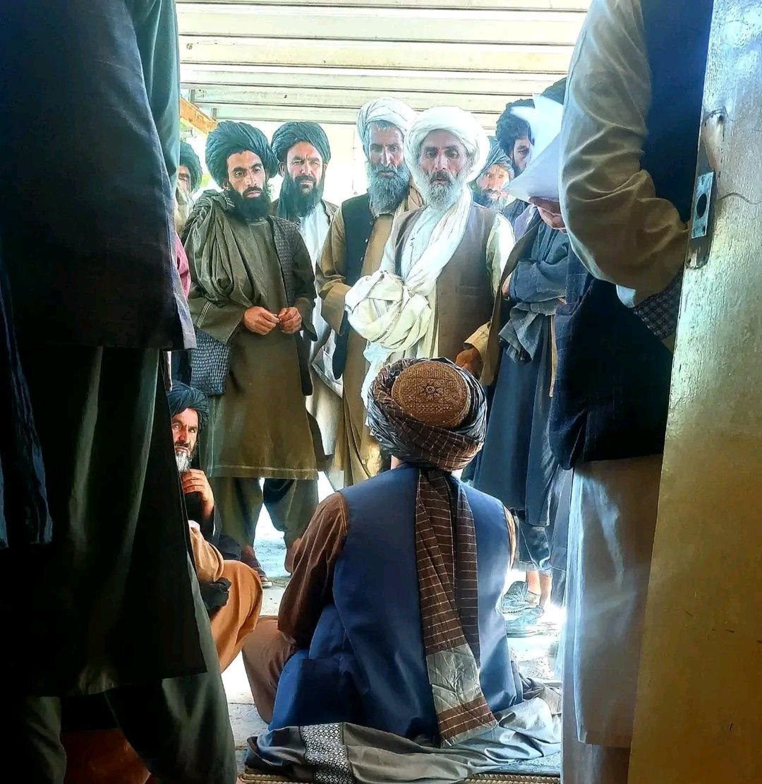 شته نظام ته به الله بقاء ورکوي!
دا په نظام کي یو مهم مسؤل دی او د ټول روزګان په سطحه د امنیت آمر دی خو دلته د خپل مؤمین اولس په منځ کي ناست دی او د دوی خدمت ته یې لبیک ویلی دی. دداسي آمرانو او.مسؤلینو په خدمت او صداقت به الله تعالی دې نظام ته بقاء ورکوي.