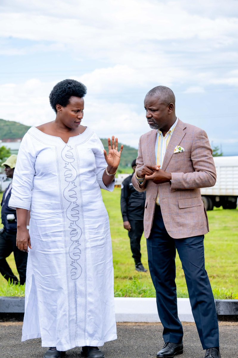 JaneBarekye's tweet image. In Kasese again i welcomed H.E the President @KagutaMuseveni to commission the Rwenzori Presidential skilling  hub. As he has been doing in different regions of our country.