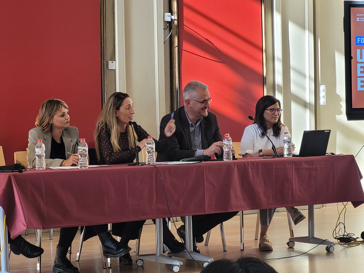 👉 Les oportunitats laborals de la FP Dual centra l'acte de <a href="/diariRegio7/">Regió7.cat</a> a l'<a href="/institutpeguera/">Institut Lluís de Peguera</a>
El director del diari, Josep Lluís Micó, ha donat la benvinguda i ha donat pas a la taula d'experts 'Un nou escenari en FP Dual", a la qual ha participat el regidor <a href="/jvilamarta/">Joan Vila</a>