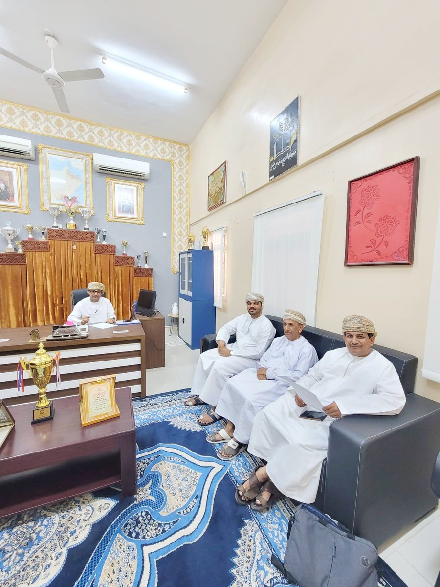 جانب من اجتماع مدير المدرسة مع المشرف الأول في قسم اللغة الإنجليزية الدكتور بدر الهطالي ومشرف المادة في المدرسة الأستاذ أحمد الرمحي والمعلم الأول بالمدرسة الأستاذ عوض البلوشي