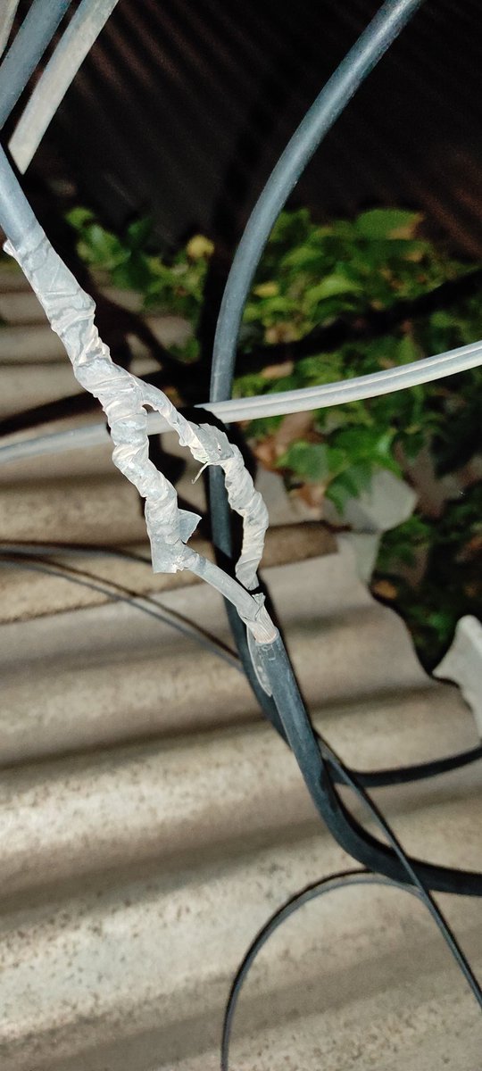 SolidAndres's tweet photo. @CGE_Clientes y ni me solucionaron el problema /= me piden DM y no responden, el cable pelado con riesgo de indencio por las nieblas que hay, saca chispas por las noches, creen que es normal eso?
@SEC_cl que se puede hacer en estos casos? https://t.co/foe3FeNYft