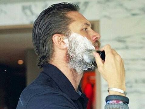 Hardydoingstuff's tweet image. Tom Hardy shaving