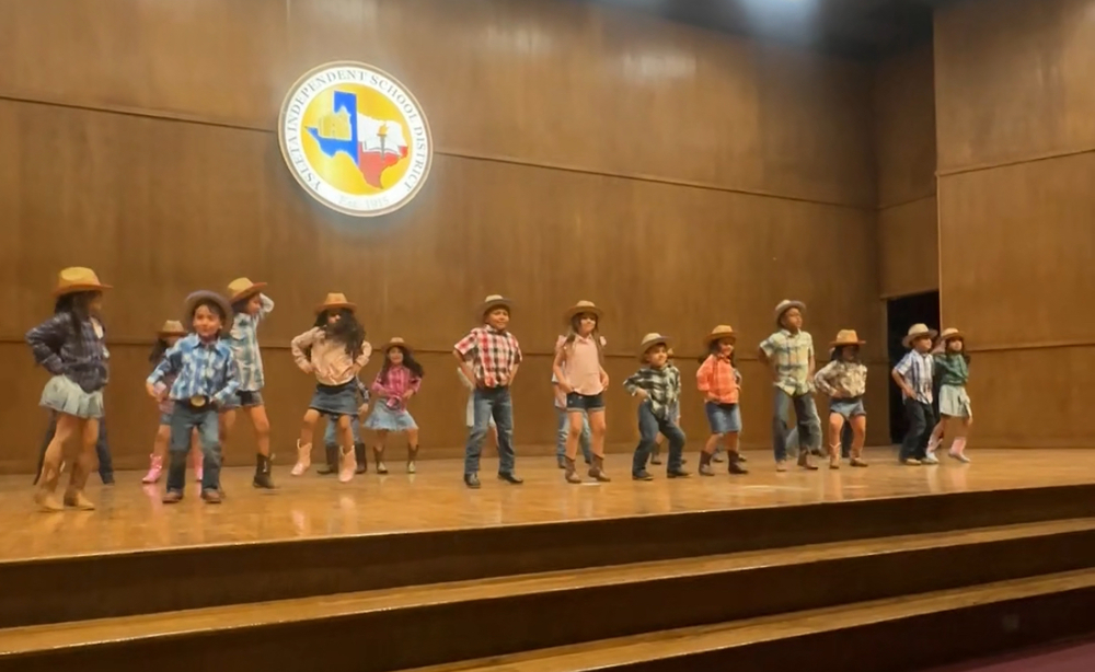 A Night of Dance and Poetry: Celebrating Our Dual Language Program yisd.net/o/eastwoodheig…