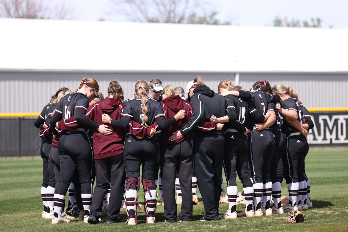 CVilleLTS's tweet image. Thank you, LTS fans, Families and Seniors, for all your love & support this season!! Grateful for each and every one of you who mean so much to us and pour into our program and these young ladies. #LTS #Grateful #ItTakesAVillage