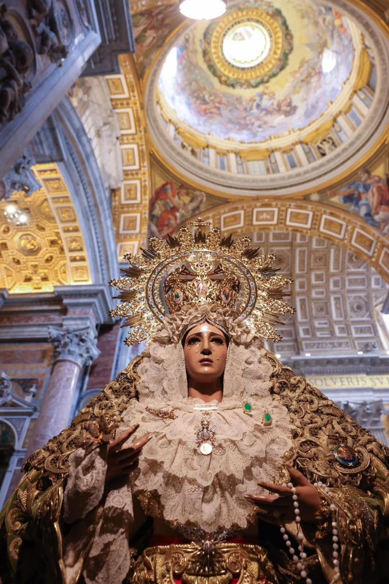 "Aire de Roma andaluza,/ le doraba la cabeza".
#CofradíasMLG #EsperanzaEnRoma 
#JubileoDeLasCofradias