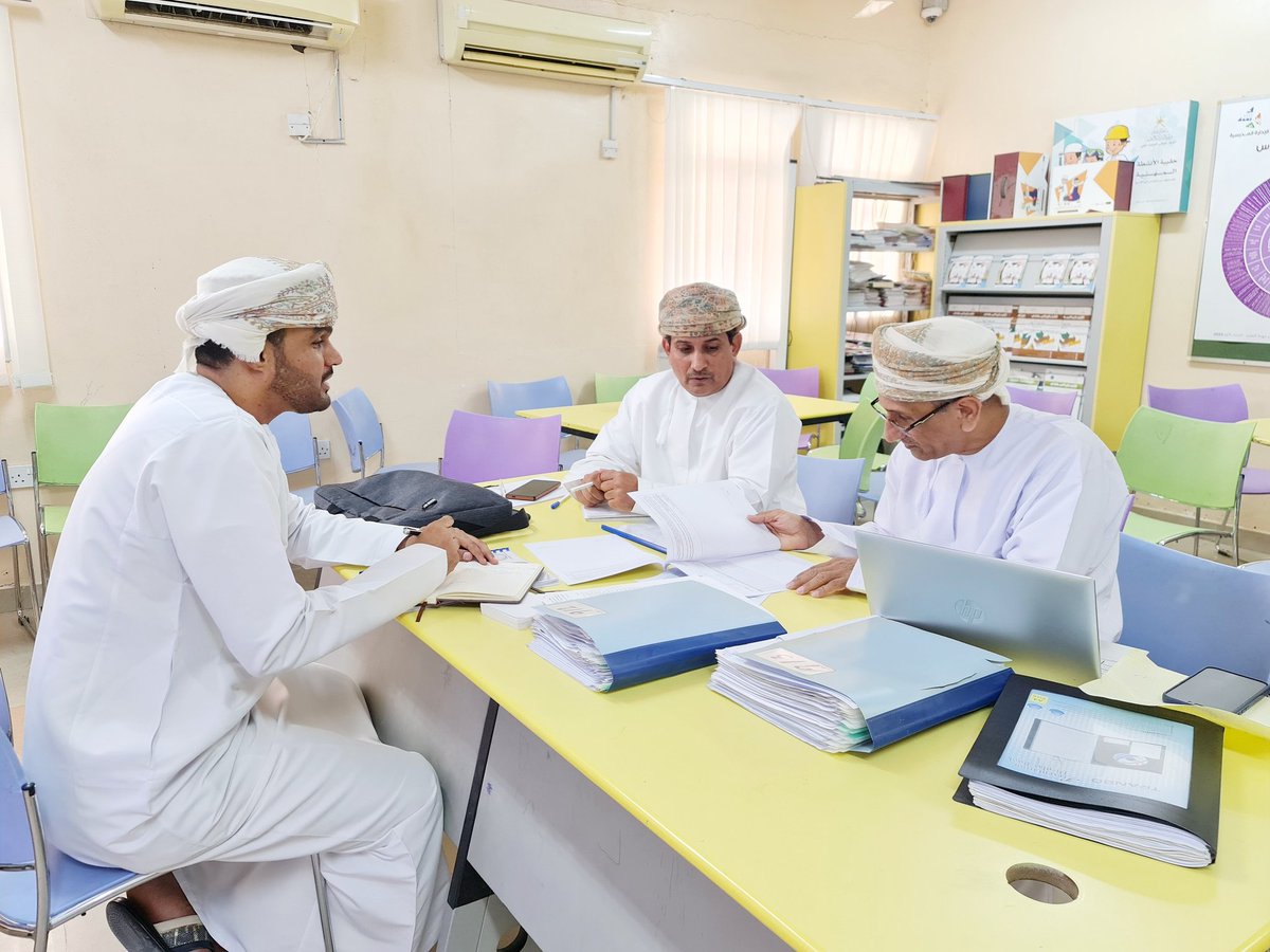 جانب من اجتماع المشرف الأول في قسم اللغة الإنجليزية الدكتور بدر الهطالي ومشرف المادة في المدرسة الاستاذ احمد الرمحي مع المعلم الأول بالمدرسة الأستاذ عوض البلوشي للوقوف على بعض الأنشطة الإثرائية والعلاجية وخطط المعلم الأول في جميع جوانب المادة