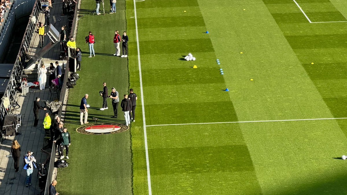 Applaus voor Peter Houtman als hij het veld op komt 
#feyrkc #peterhoutman #deaardigstemanvannederland