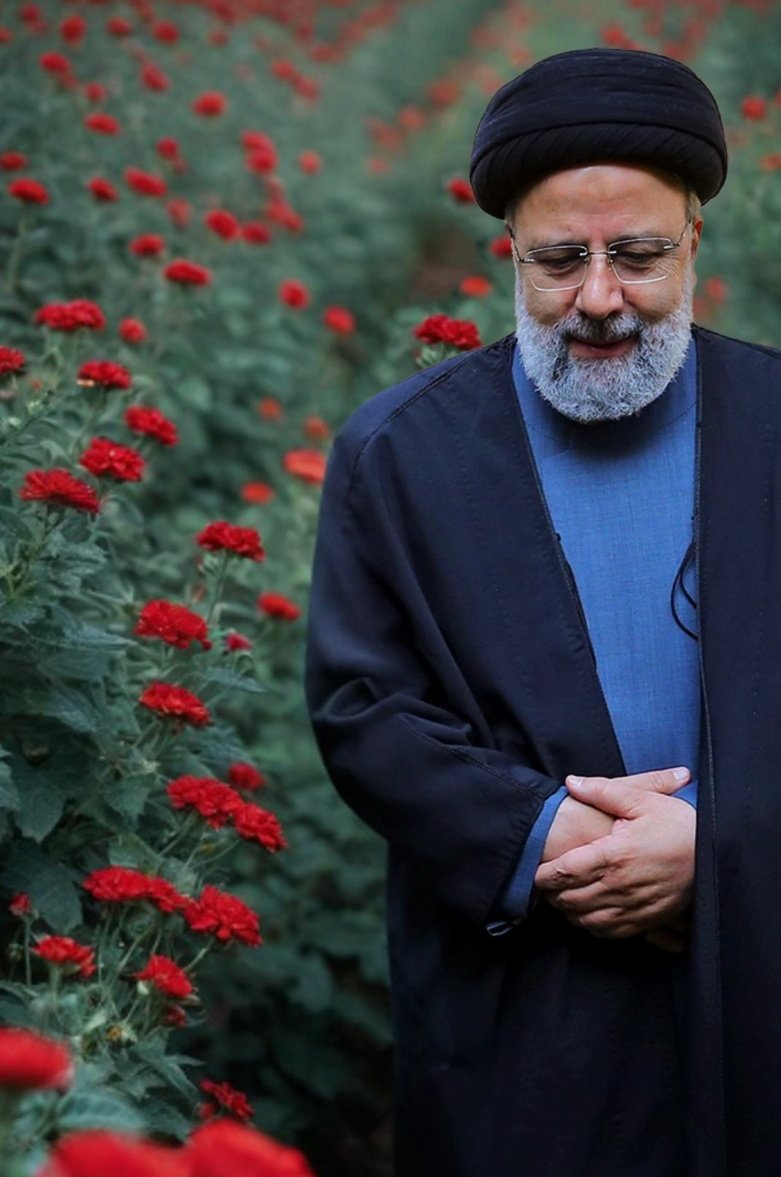 حضور دائمی در صحنه، سفرهاي استانی هفتگی، تعامل با نخبگان جوان، فسادستیزي، حمایت از 
تولید داخلی، و حرکت به سوي بی اثر کردن تحریمها، از ویژگیهاي بارز دوره کوتاه ولی پربرکت ریاست جمهوري او بود.
#خادم_حرم_ایران
#پرواز_خدمت