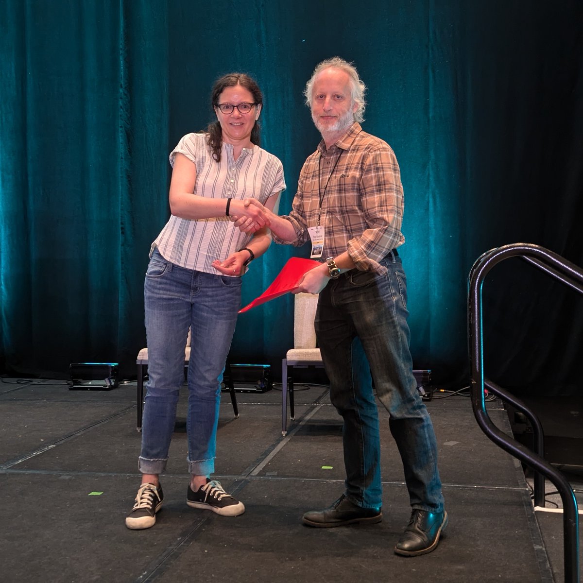 At #SIAMDS25, the DSWeb Tutorial Award has been given to Anna Thomas, Matteo Martin, and Roy Goodman for their creation of excellent resources for the #DynamicalSystems community. Well done!