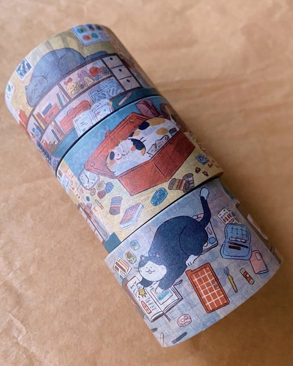 Reminder that you can get this tape featuring chonks on desks, at the Washi Station website 🐱💛