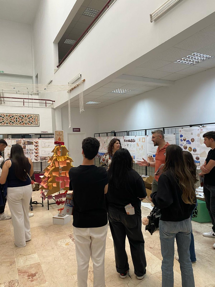 SduKariyerMer's tweet photo. Kemer Final Anadolu Lisesi SDÜ’deydi!
7 fakülte ve sosyal yaşam alanlarını kapsayan ziyaretle öğrenciler, kampüs hayatını ve kariyer rotalarını yakından tanıma fırsatı buldu.
Bölüm seçimi bir tercih değil, bir yön belirleme sürecidir.
#sdü #sdükariyer
#kariyeryolculuğu
#kampüs https://t.co/YPqUyXgLC1