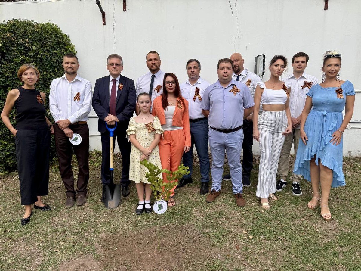 RussiaJamaica's tweet image. 🇷🇺 As part of the Embassy's activities in commemoration of the 80th anniversary of the Victory, the employees of the diplomatic mission and their family members joined the participation in the global initiative "Garden of Remembrance".
🏵 The national flower (tree) of Jamaica…