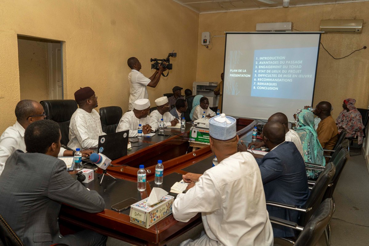 cgpaan's tweet photo. 🎯Le Ministre de la Communication, Gassim Chérif, a visité la coordination ce 14 mai pour s’enquérir des conditions de travail et de l’avancement du projet #ToutNumérique. Il a salué les efforts et réaffirmé son soutien jusqu’à l’achèvement. 🙌🇹🇩
#TransitionNumérique #Tchad https://t.co/Iki4nSsGGu