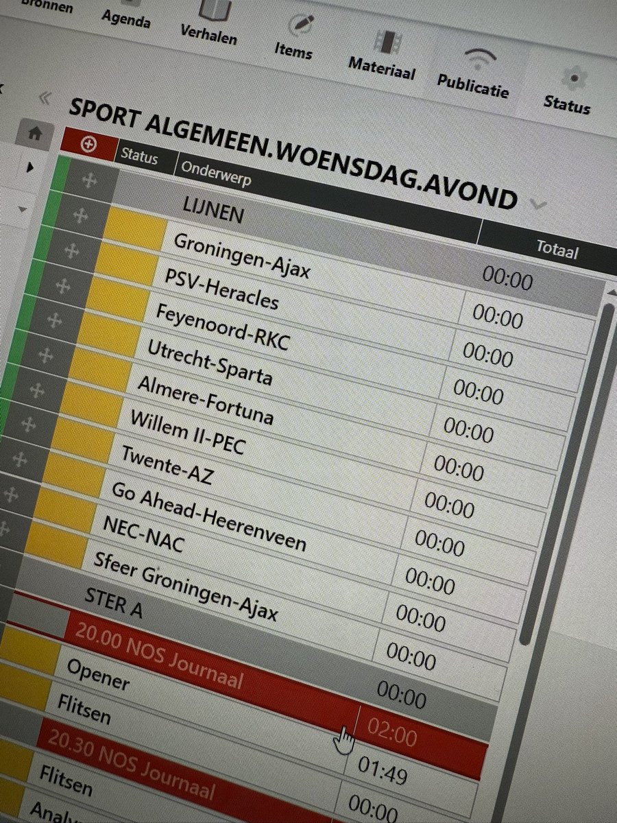 Voor veel mensen is het vanavond nagelbijten voor de tv. Voor mij is het schakelen – letterlijk en figuurlijk. Negen verslaggevers, negen stadions, en allemaal staan ze vanaf 20:00 uur te popelen om hun verhaal te doen. De wedstrijd achter de schermen is begonnen!