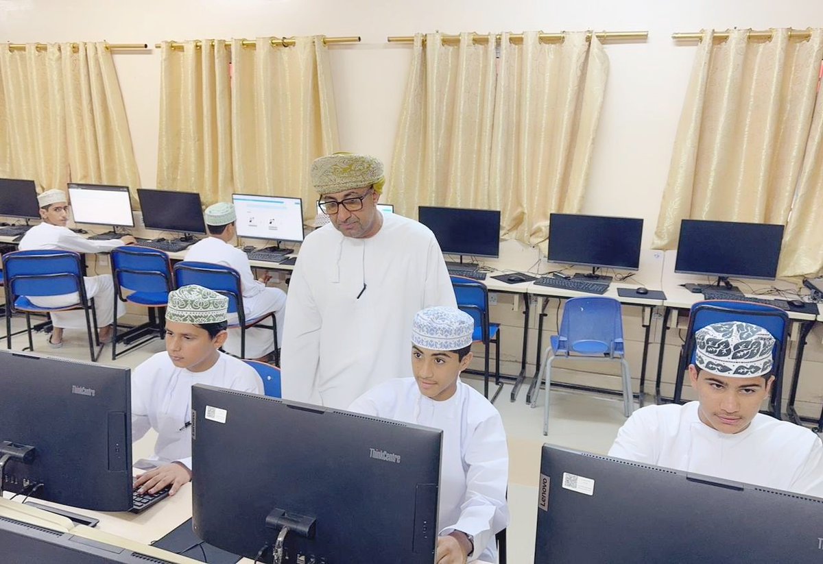 جانب من متابعة إدارة المدرسة تنفيذ الطلبة و تعبئتهم إستمارة آراء الطلبة في البيئة المدرسية.